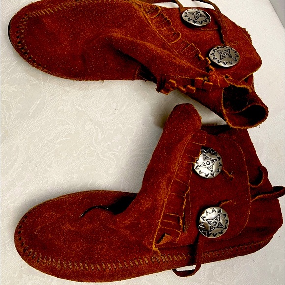 Minnetonka Fringe Suede Hard Sole Moccasin Hippie Boho Moccasins - Picture 7 of 12